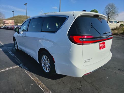 Used 2024 Chrysler Pacifica Touring-L FWD image 3