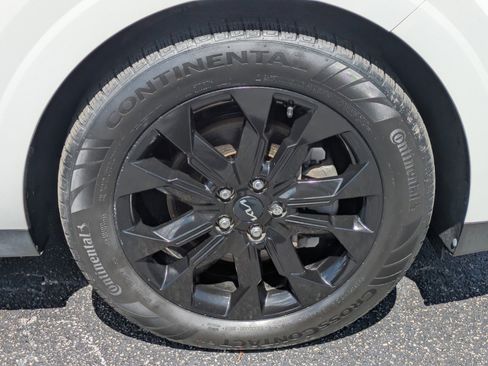 Certified 2023 Kia Carnival SX FWD image 9