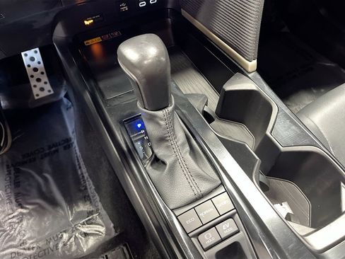 Used 2025 Toyota Camry SE FWD image 17