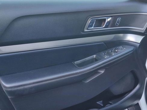 Used 2018 Ford Explorer XLT image 29