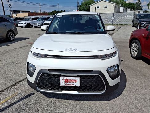 Used 2022 Kia Soul LX w/ Technology Package FWD image 2