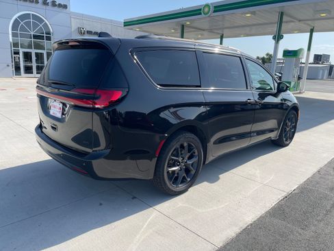 Used 2023 Chrysler Pacifica Touring-L w/ S Appearance Package image 9