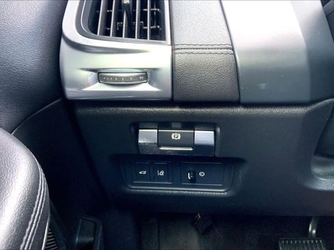 Used 2018 Jaguar E-PACE SE image 66