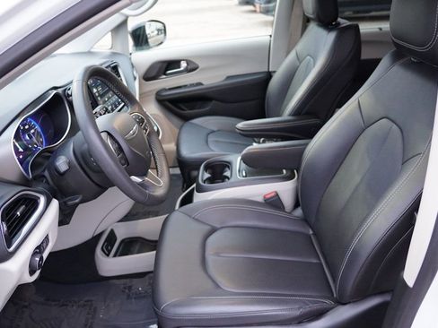 Certified 2024 Chrysler Pacifica Touring-L image 15