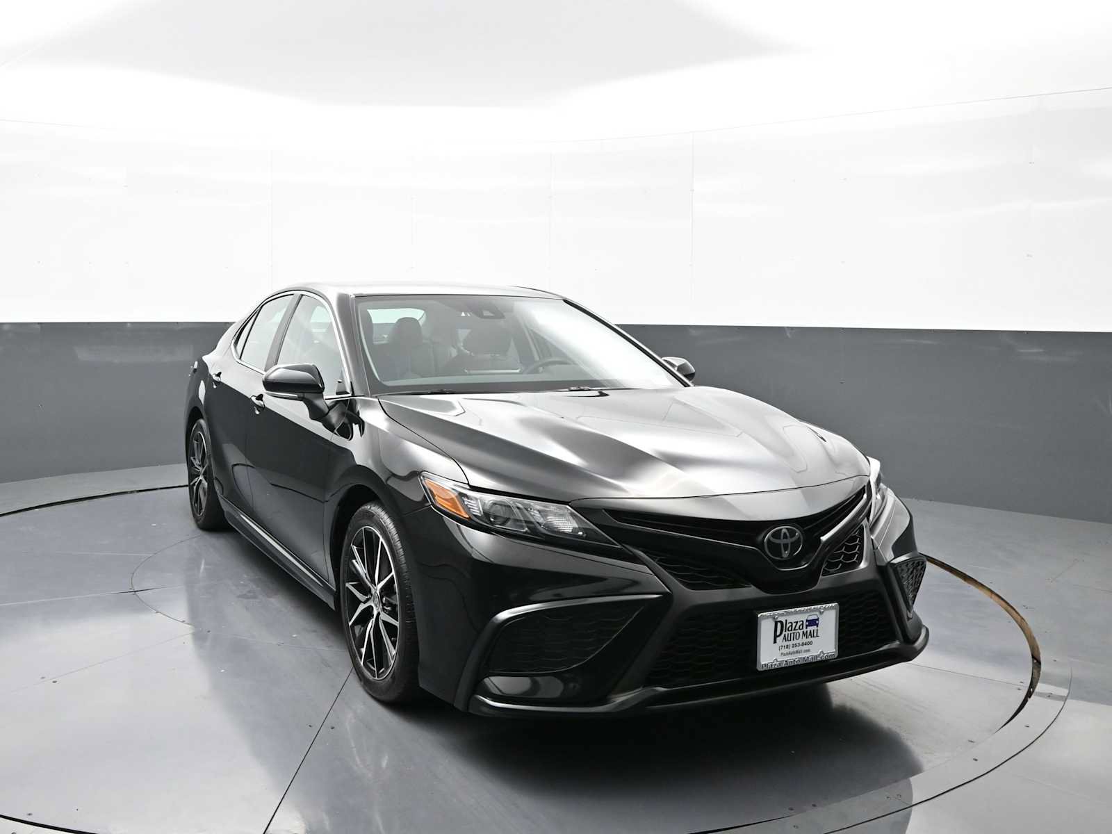 Used 2024 Toyota Camry SE AWD/4WD image 3