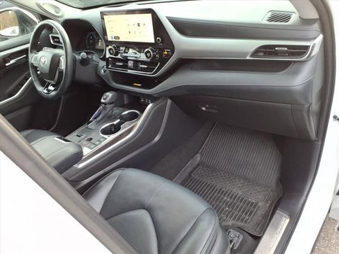 Used 2023 Toyota Highlander Platinum image 19