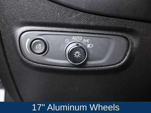 Used 2018 Chevrolet Equinox LT FWD image 22
