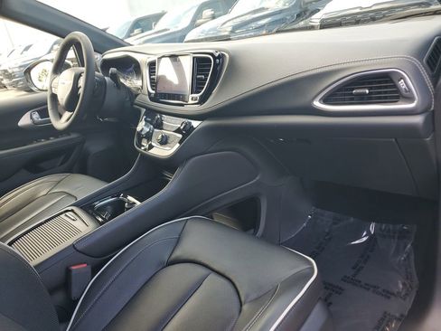 Used 2024 Chrysler Pacifica Limited w/ S Appearance Package FWD image 11