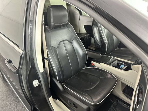 Used 2022 Chrysler Pacifica Limited FWD image 25
