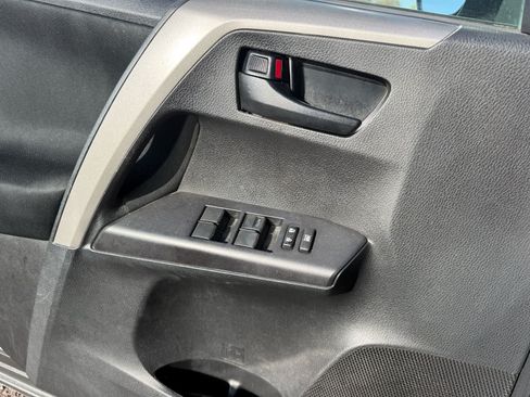Used 2018 Toyota RAV4 LE FWD image 18