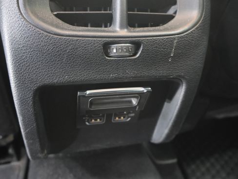 Used 2019 Jeep Cherokee Latitude Plus image 33