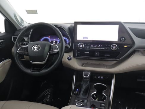 Used 2023 Toyota Highlander Limited AWD/4WD image 2
