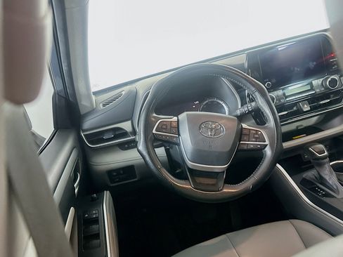 Used 2024 Toyota Highlander XLE image 18