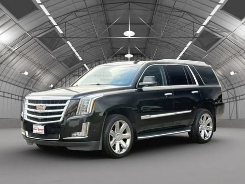 Used 2017 Cadillac Escalade Luxury RWD image 3