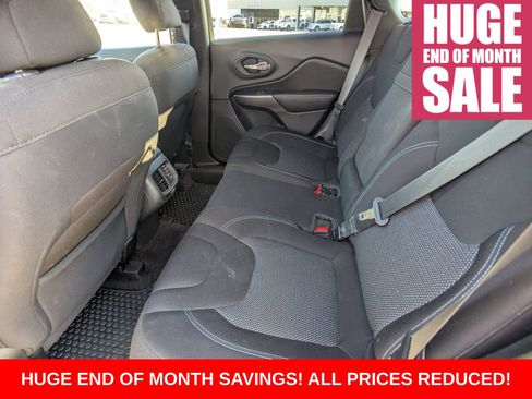 Used 2019 Jeep Cherokee Latitude w/ Cold Weather Group image 17