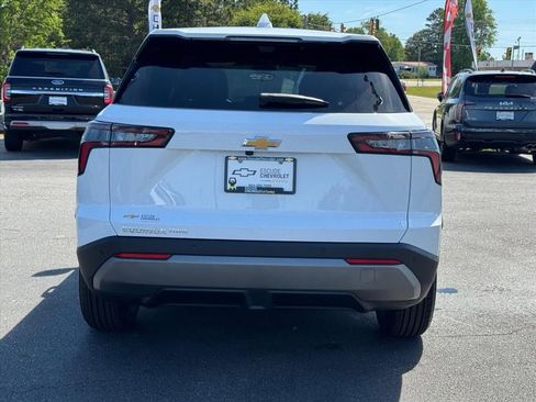 New 2026 Chevrolet Equinox LT w/ Convenience Package II AWD/4WD image 4