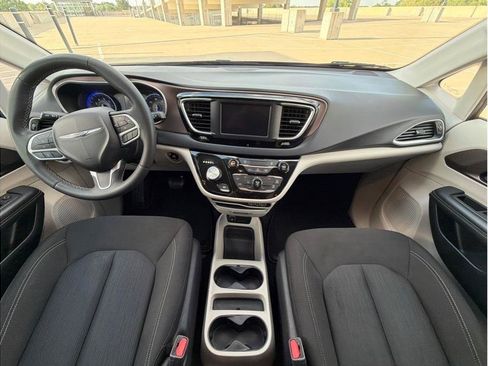 Used 2023 Chrysler Voyager LX FWD image 16