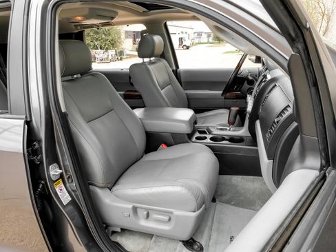 Used 2011 Toyota Sequoia Platinum AWD/4WD image 33