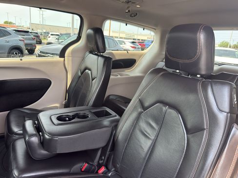 Used 2018 Chrysler Pacifica Touring-L w/ Tire & Wheel Group FWD image 31