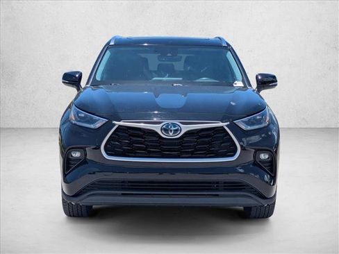 Used 2021 Toyota Highlander XLE FWD image 2