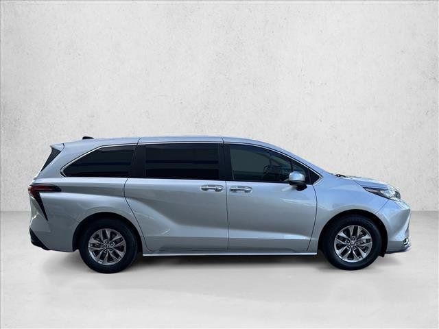 Used 2022 Toyota Sienna XLE AWD/4WD image 4