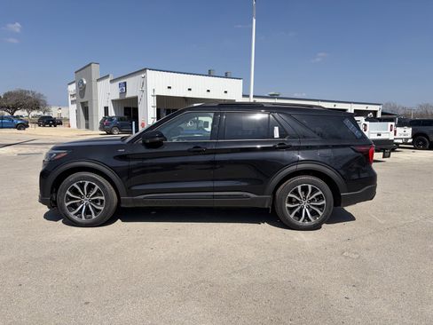 New 2026 Ford Explorer ST-Line image 2