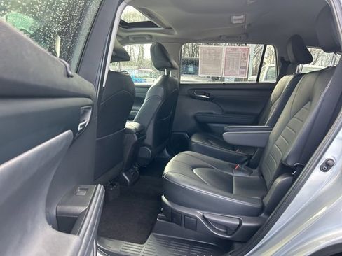 Used 2024 Toyota Highlander XLE image 16