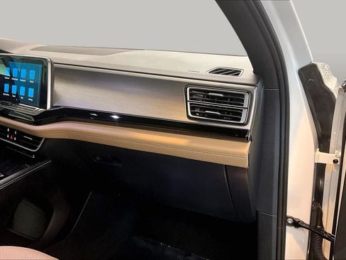 Used 2025 Volkswagen Atlas Cross Sport SE w/ Panoramic Sunroof Package FWD image 19