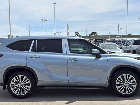 Used 2023 Toyota Highlander Platinum image 6