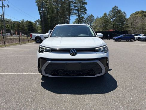 Used 2025 Volkswagen Taos SE FWD image 3