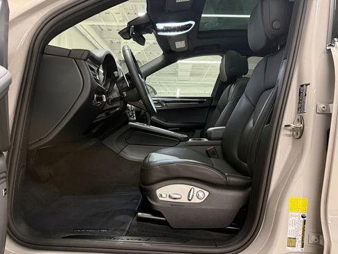 Certified 2026 Porsche Macan AWD/4WD image 5