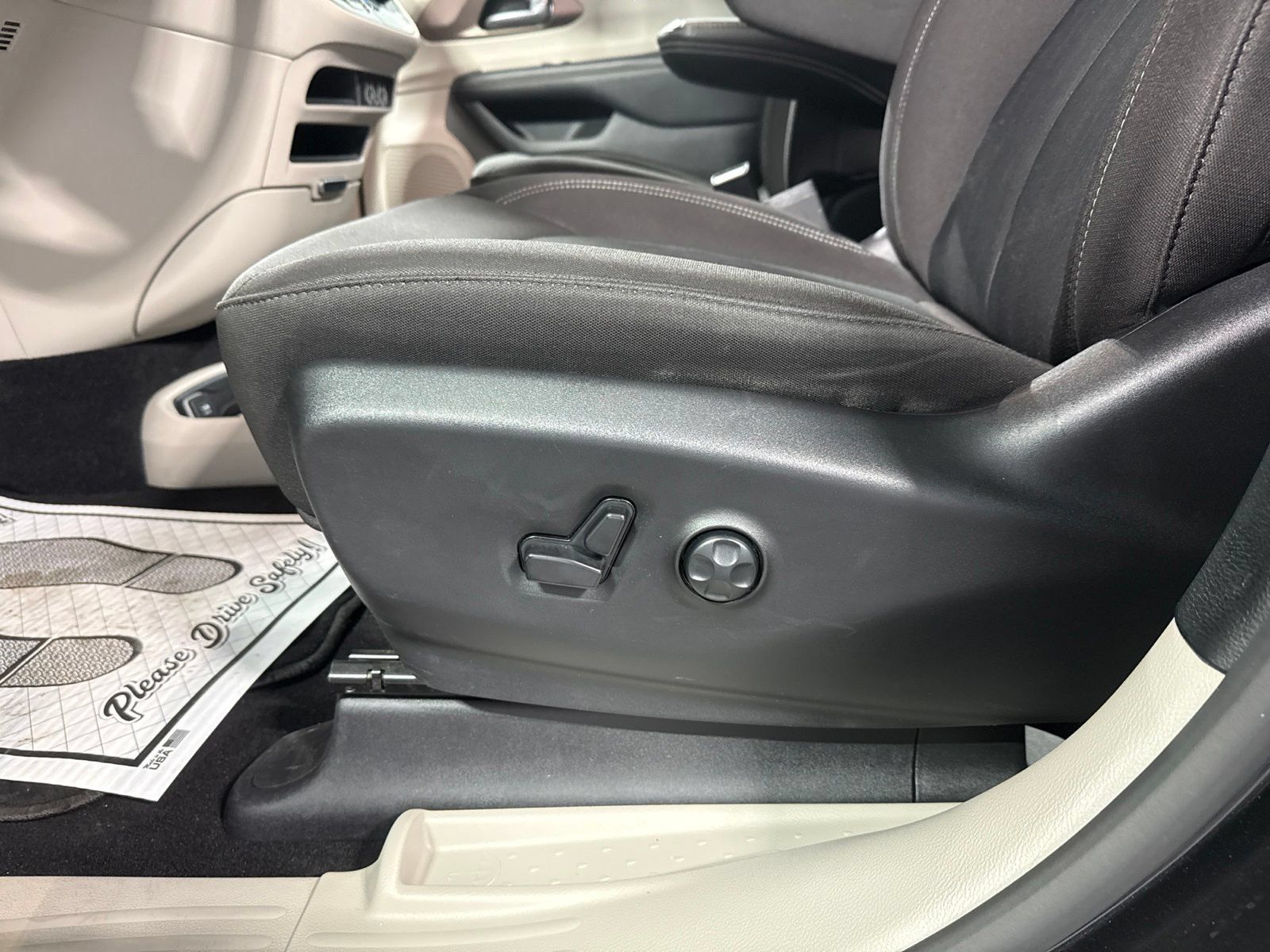 Used 2023 Chrysler Voyager LX FWD image 25
