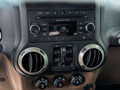 Used 2017 Jeep Wrangler Unlimited Rubicon w/ Connectivity Group AWD/4WD image 18