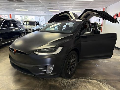 Used 2018 Tesla Model X 75D AWD/4WD image 3