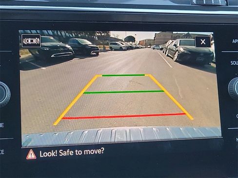 Used 2022 Volkswagen Tiguan SE image 18