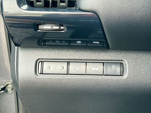 Used 2025 Nissan Pathfinder SV image 11