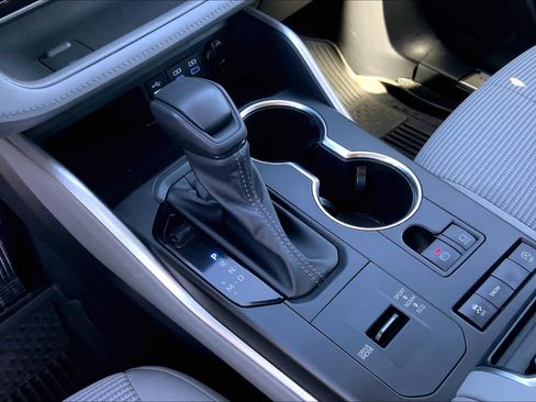 Used 2022 Toyota Highlander L image 17