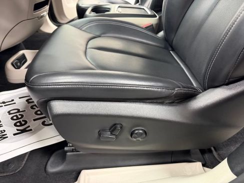 Used 2023 Chrysler Pacifica Touring-L FWD image 13