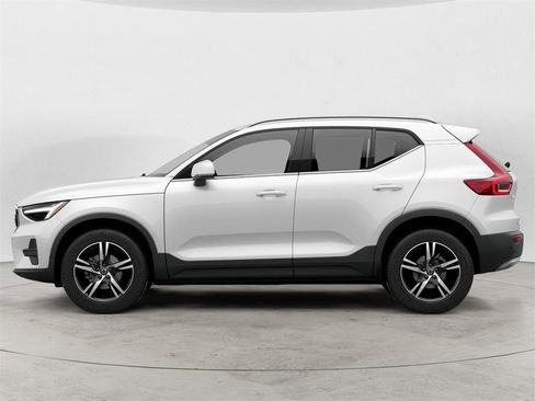 Certified 2025 Volvo XC40 B5 Core image 2