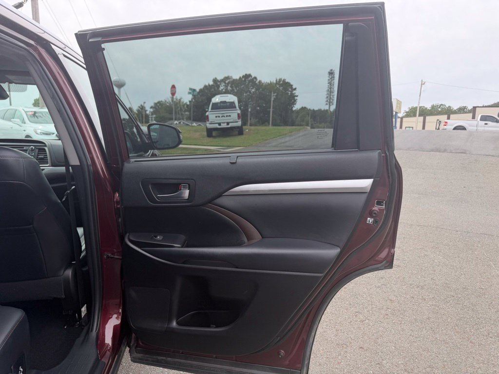 Used 2019 Toyota Highlander XLE FWD image 35