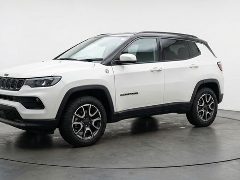 Used 2025 Jeep Compass Trailhawk image 3