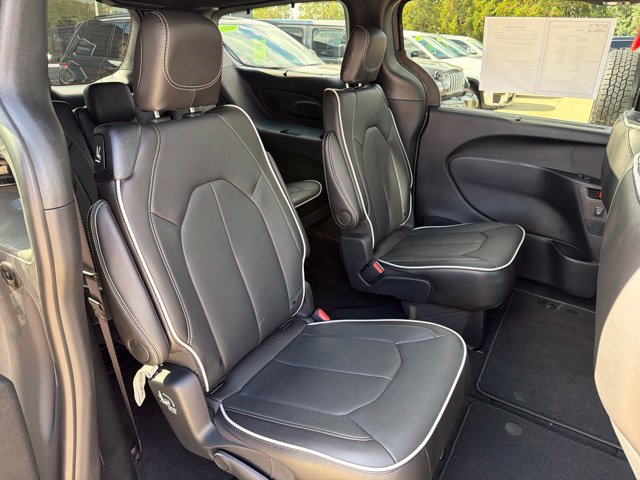 Certified 2025 Chrysler Pacifica Limited AWD/4WD image 15
