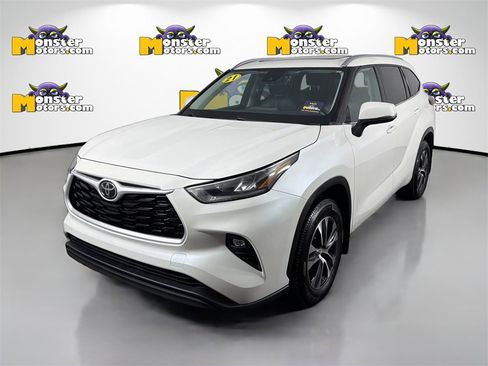 Used 2021 Toyota Highlander XLE image 1