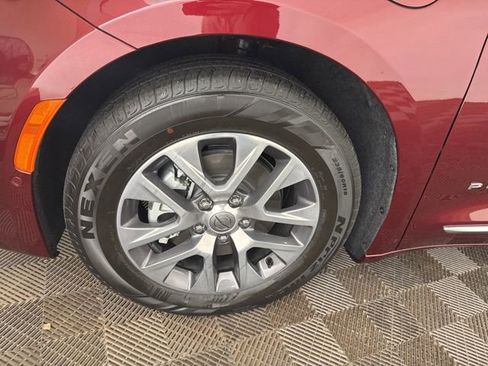 Used 2023 Chrysler Pacifica Pinnacle image 29