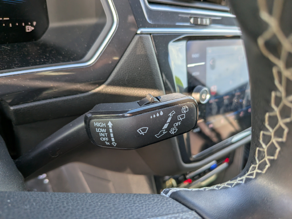 Certified 2023 Volkswagen Tiguan SE R-Line FWD image 32