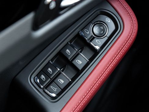 Certified 2025 Porsche Macan image 19