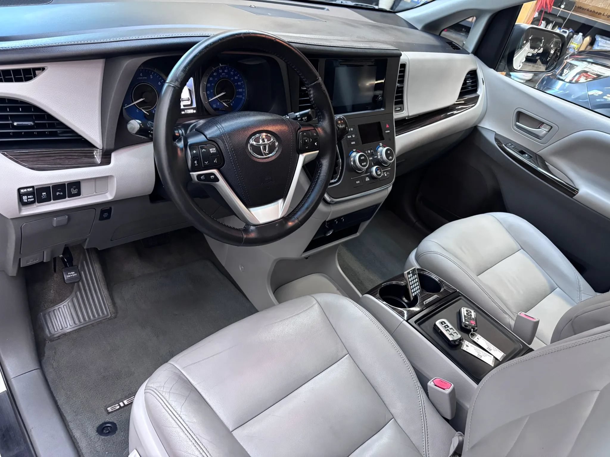 Used 2015 Toyota Sienna XLE w/ XLE Navigation Package FWD image 8