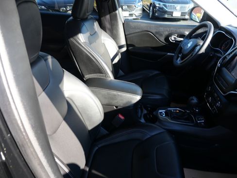 Used 2019 Jeep Cherokee Latitude Plus w/ Cold Weather Group image 30