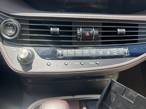 Used 2020 Lexus LS 500 w/ Accessory Package (Z2) RWD image 20