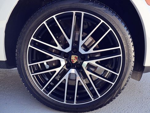 Certified 2025 Porsche Macan image 28